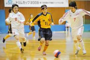 ドリブル突破！京都戦での加藤選手（写真提供：高知新聞）