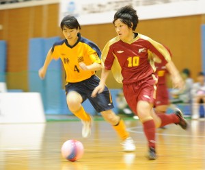 広島選抜の選手を追う稲葉選手（写真提供：高知新聞）