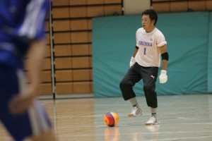 福岡県選抜戦で始めて任された先発だったがゴールを守りきる事が出来なかった中森。自らハーフライン付近まで上がりパワープレーを狙う。