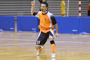 試合終了直前に決勝ゴールを決め、ガッツポーズのLOCO☆(11)加藤。