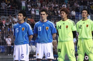 試合前のセレモニー。ブルノ（左から２人目）藤原（同３人目）も臨戦態勢