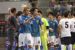 試合終了後、キャプテンマークを巻いた木暮賢一郎（名古屋）を先頭にスタンドへ挨拶。彼や小宮山といった世代が下を引っ張る役割を担う