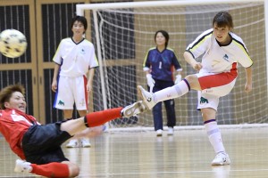 相手のパワープレーの隙を突き自慢の左足を振り切る(7)青山。前半のドリブルからの先制点は見事だった。