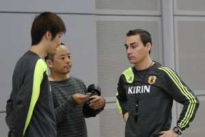 ミゲル監督へのインタヴューを行う橋爪氏。今回のキャンプには通訳として在原氏が帯同。エコパ最初のキャンプ以来久々にエコパで見る在原氏でした。