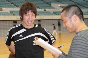 地域リーグから、今回唯一の招集となった、星龍太選手からコメントを受け取る橋爪氏。