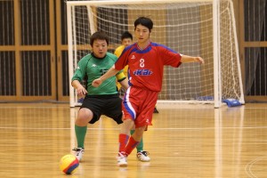 この試合の鍵となった二人。IKAI(8)清水はチーム2点目となるゴールは奪ったが、もう1点が遠かった。一方のFAMILLE(10)永井はチームの全得点をたたき出した。