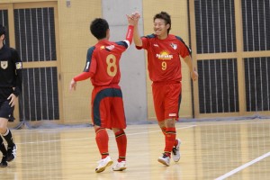 2-0となるゴールを決めた横山拓也(9)とアシストした小池(8)。観客席もうなる、華麗なパス交換からのファインゴールだった。