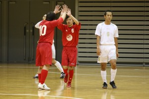 キャプテンの永井(10)に祝福されるファミーユの長田(6)。