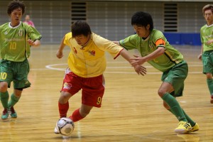 アルティスタの加藤友一(9)とオブラの西谷(6)。西谷は両チームで唯一のゴールを奪った。