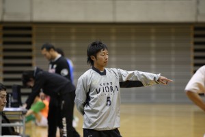 ベンチワークでチームをサポートする向島(5)。しっかりと怪我を治し再び元気な姿を見せてほしい。