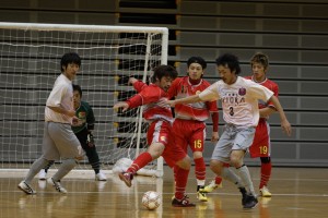 試合開始直後に川本(3)が先制ゴールを奪った大和撫子だったが、その後2度のリードを追いつかれる苦しい展開に。