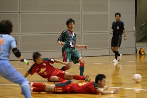 マリオの山田(6)は、前週には蹴球小僧（愛知県、東海2部）のメンバーとして三島市民体育館でもプレー。