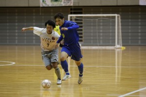 いつものように縦への突破を繰り返す渡邉(9)。苦しい試合展開の中での2ゴールは、相手に向きかけた試合の流れを間一髪で食い止める貴重なゴールだった。