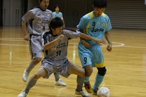 ジュビロの赤堀(9)とFSCの白鳥(17)。すべてのFSCの選手にとって、公式戦での東海リーグ勢との対戦は貴重な経験となるはずだ。