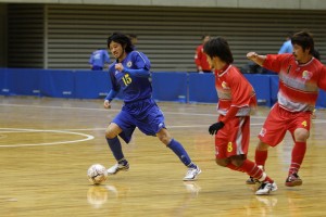 この試合の先制ゴールを奪ったプライアの五味(15)。