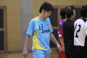 ジュビロの門田(13)は、コンディションが完全でない中、彼なりのベストは尽くしたが試合時間内ばかりでなく、PK戦でもゴールから見放されてしまった。心中を察すればかける言葉もないが、東海1部の得点王へ向け何とか気持ちを切り替えてほしい。