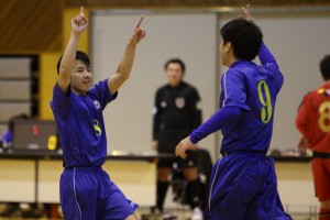 大事なこの試合、先制ゴールを奪ったのは中澤晋平(8)だった。いつもは控え気味の中澤だが、この日は両手を突き上げ観客席へアピール。その雰囲気が彼をそうさせたに違いない。