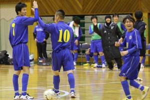 この日は祝福役に徹した、関根達馬(7)、奥山保司(10)のベテラン勢。ベンチワークに専念した五味も含め、その表情にはチームの一体感が溢れ出ていた。