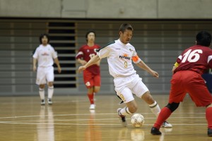 【XEBRA SHIZUOKA　vs　AS PRACA】　この日キャプテンマークをつけプレーしたゼブラの横山拓也。