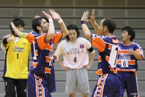 タイムアップ直後、ハイタッチをかわす田原FC。一方の大和撫子は、昨年もこの準決勝敗退だった。