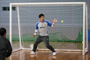 テニスボールを使ったゴレイロ練習を行う川原選手。