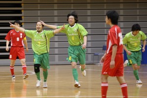 2点目を決めた池田(7)と祝福するチーム代表者の山本(4)。