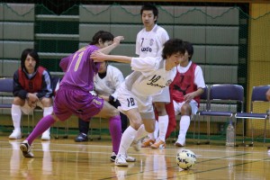 この日は同点ゴール以外にも攻守にわたり精力的なプレーを随所に見せたジュビロの本田(18)。チームメイトからも「どうしちゃったんですかね？！」の声が！？。県選抜にも招集された若手だけにその伸びしろは計り知れない。