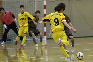 不調のサントスを引っ張ってきたキャプテンの香川(9)。最終戦にも破れ、今季の東海リーグで勝ち星なしの10連敗は本当に辛い結果だ。チームの存続も難しいと聞く。