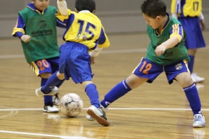 U-7キッズ交流大会。時には大人顔負けのプレーを披露するちびっ子も！