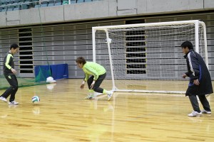 ファーポストに村山さんを起用して行ったゴレイロ練習。まさに、スタッフ総出のキャンプです。