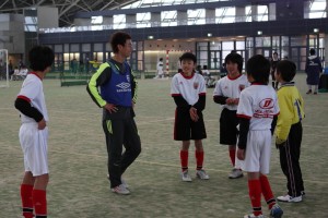 試合の合い間に子供たちと談笑する相根さん。