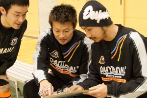 作戦ボードを用いて戦術確認をする和泉静岡県選抜監督（右）と保田ヘッドコーチ（中央）。覗き込むのは選手兼任の河合コーチ。新年度を待たずして静岡県フットサル選抜が始動した。この日の練習には地域チャンピオンズリーグを控えるプライアからの選手は不参加だったが、今後も積極的な活動を行う予定との事で東海選抜へ向けチームを作り上げて欲しいと思う。