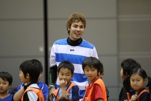 特別ゲストとしてクリニックをお手伝いいただいた、デウソン神戸の岡崎チアゴ選手。（静岡県出身）