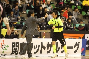 試合を決める2点目を奪い須賀監督の祝福を受ける太見。この日一日、観客をうならせるプレーを随所で披露。