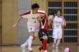 今季東海2部へ昇格のFutsal Clube UNIAOからは大柄な選手が2人参加していた。愛知3番の平宮はその一人。ところでこのシーン、レフリーの目にはどう写る？！