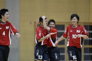 ゴールを決めたForce Futsal Iseの池山(13)を祝福するギャングの3人。この試合、もちろん選抜チームでの戦いなのだが、三重県選抜を構成するギャングとフォース伊勢のメンバーにとっては昨年の全日本選手権東海大会で共に敗れた相手、大洋薬品/BANFF名古屋に借りを返す場（メインとサブの違いこそあれ同じエコパが会場でもある）としてのモチベーションが加わった分だけ競り勝った！と見るのは深読みし過ぎだろうか？？