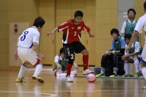 今大会2試合ともに突破力、決定力に加え配球にも抜群のキレを発揮した木村(2)。もちろん守備にも労を惜しむ事はなかった。