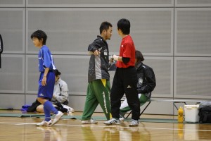 Hero FCのベンチにはトップチームを昨季の県1部リーグ優勝へと導いた内藤選手の姿が。