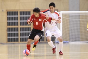 Futsal Clube UNIAO所属のもう一人の大柄な選手、長沼(10)。競り合うのはギャングの石川(6)。ここでも手の使い方に目が向いてしまうが・・・。