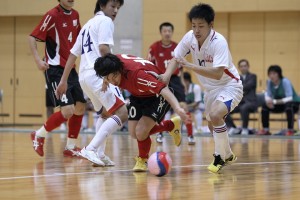 岐阜のゴール前で競り合う両チームの10番、三重の日下と岐阜の杉野。