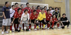 最後は優勝決定後の集合写真です。三重県選抜のみなさん、本当におめでとうございます。全国の舞台でも開催地域の代表チームとして頑張ってください！