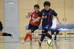 コーナーキックからの展開で先制点を奪った加藤一美(2)。聖隷の9番は村松未己。