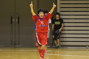 ▲終了間際に2連続ゴールで試合を決定づけた内村(10)。