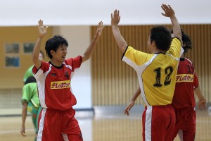 ▲残り数十秒での決勝ゴールを奪った杉本賢一(4)を、いつものように終盤のパワープレーでゴレイロを務めた上野健太(12)が祝福。