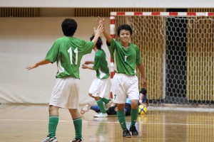 ▲結果的に決勝ゴールとなったセレゾン浜松の6点目を決めた大場史人(7)と祝福する藤崎智也(11)。