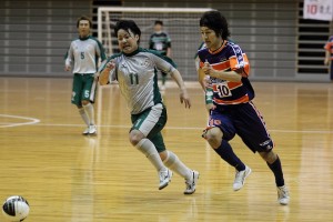 田原FC vs スリーク浜松　田原の石野潤(10)は予選リーグの2試合で2ゴールずつ計4ゴール。特にEstrelado/焼津戦での2ゴールは貴重だった。