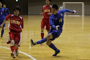 Praia Grande vs テレポケット/DOPPO 予選2試合で2ゴールずつを記録したプライアの奥山保司(10)。魅力的な得点感覚を持ったベテランプレーヤーだ。