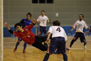 試合終了3分前、田原FC4番の萩原洪拓が頭で押し込み起死回生の同点ゴールを奪う。この試合、Estrelado/焼津のゴールを守った上中弘昭(3)のセービングも僅かに及ばなかった。引き分ければ最終戦に予選通過の望みが繋がるはずだったが残り1分に決勝ゴールを奪われ田原FCの予選突破を許してしまった。