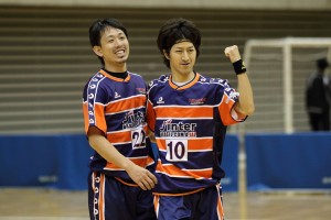 力強く拳を握り締める田原の石野潤(10)。この試合でも2ゴールを奪った。22番は祝福する米田祐介。