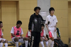 選手を送り出すHero FCの八木代表。